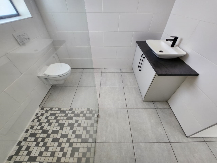 5 Bedroom Property for Sale in Wavecrest Eastern Cape